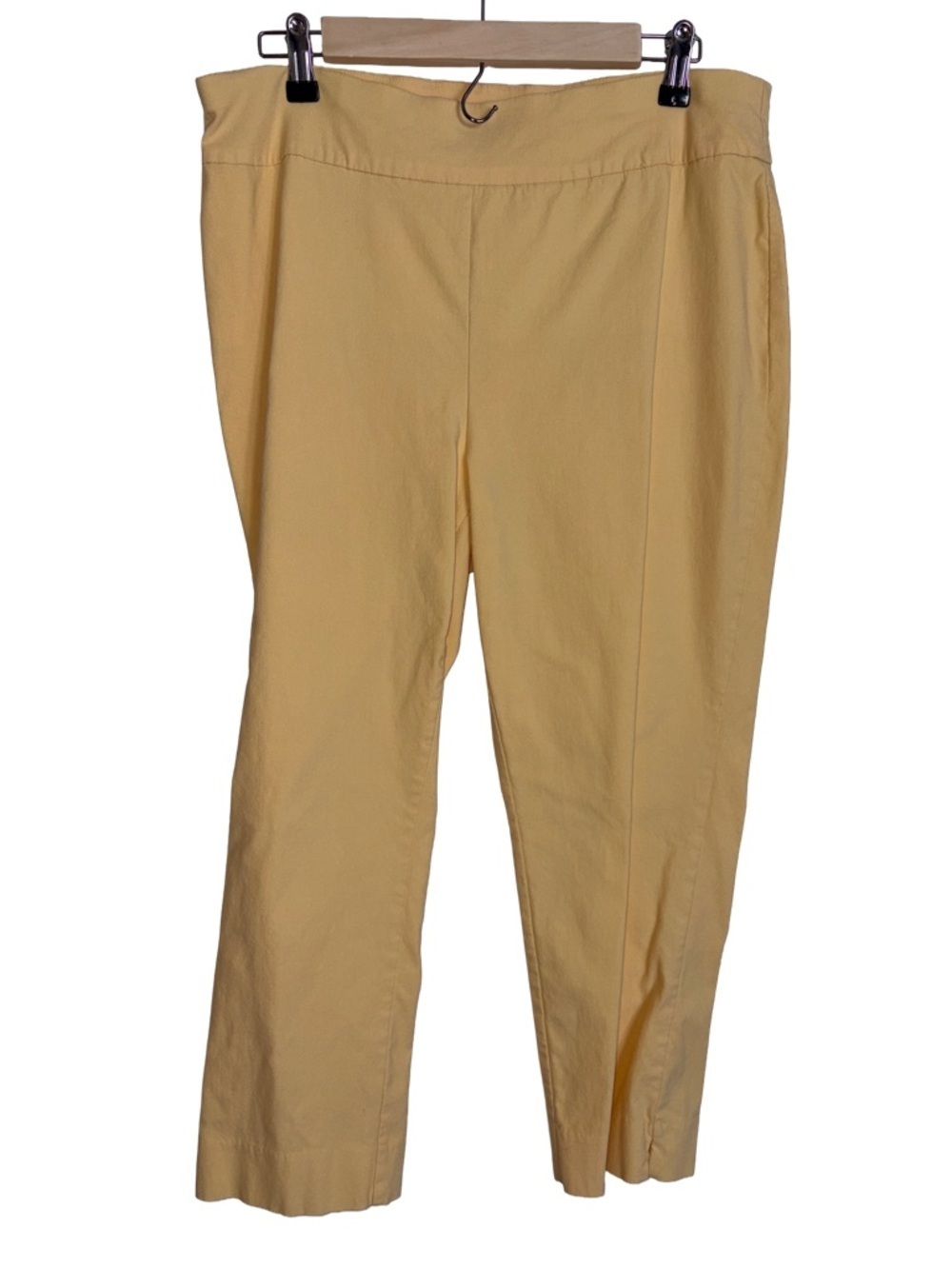 Chico's Pale Yellow Capri Pull-On “So Slimming” Pants